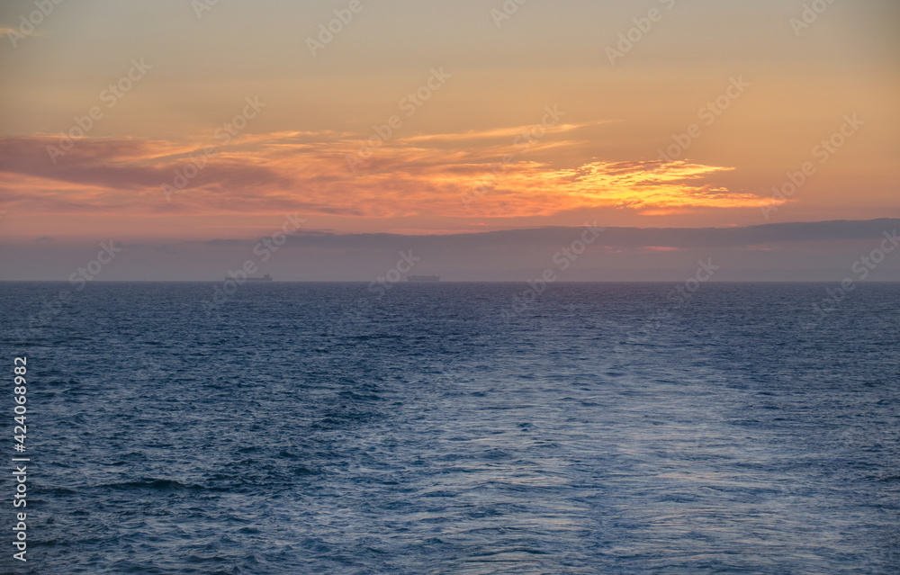 Blick von einer Fähre im Sonnenuntergang
