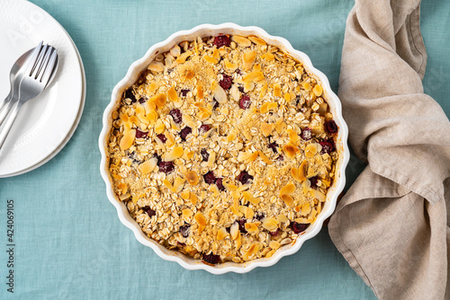 фотографія Whole apple and pear crumble with ice cream, oats streusel