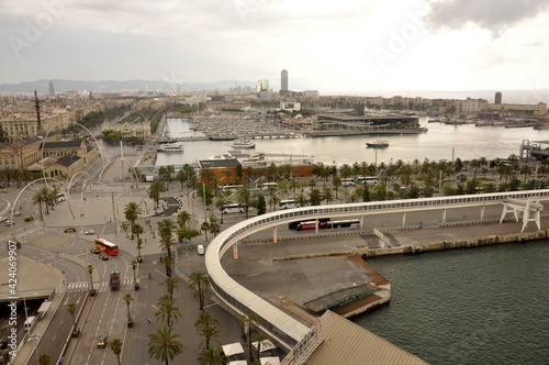 Brama portowa w Barcelonie.  photo