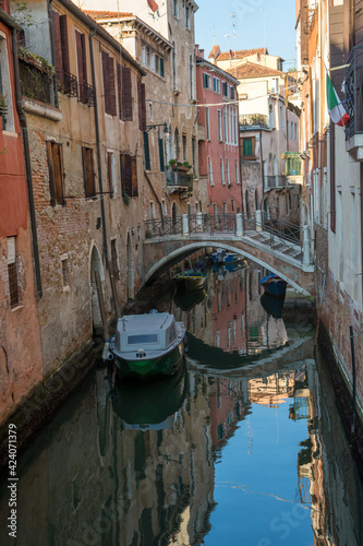 discovery of the city of Venice and its small canals and romantic alleys © seb hovaguimian