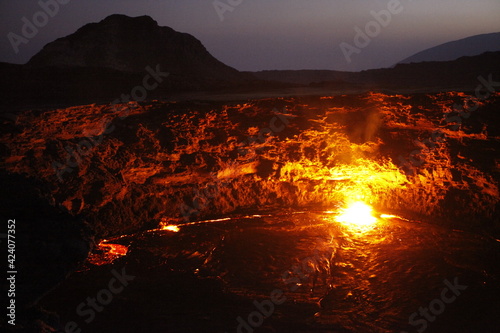 Lac de lave du volcan Erta Ale en Ethiopie