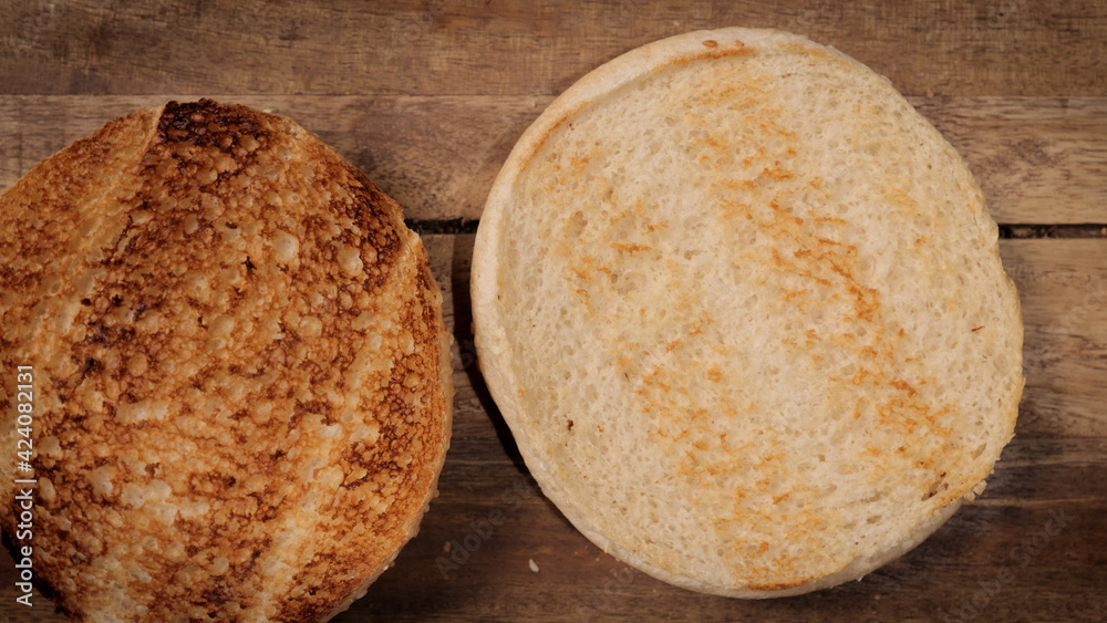 Naklejka premium Freshly roasted Burger buns in close-up - studio photography