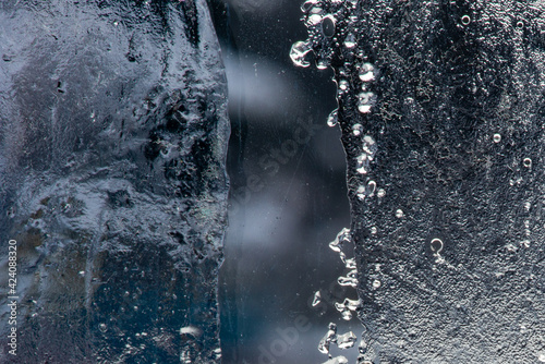 Fotografía Frozen crystallized water and ice, on the surface of the blue ocean with a slight skim of frozen water