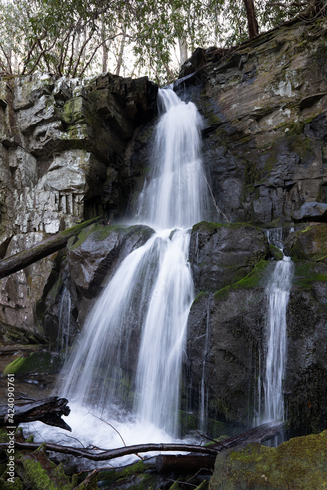 Obraz premium baskins creek waterfall coming down the cliff side