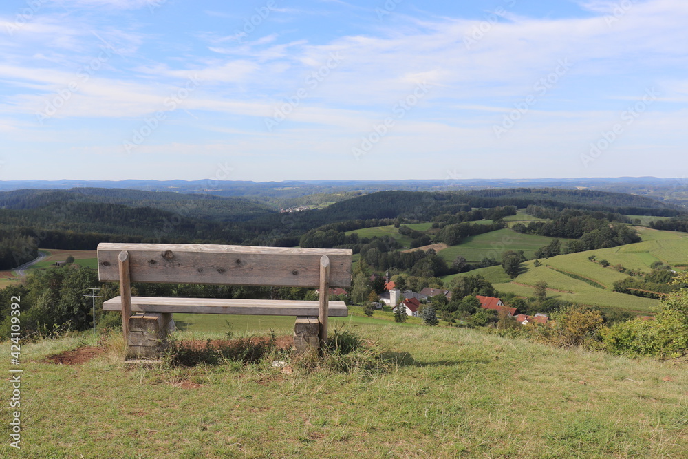 Obraz premium Ausblick vom Berg Kordigast Fränkische Schweiz mit Bank Sitzbank Parkbank Wandern Wanderung