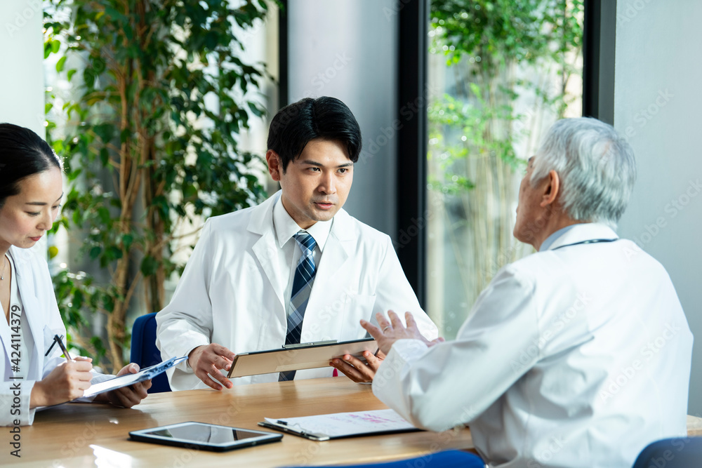 Fototapeta premium 手術前にオペのスケジュールを決める医師たち