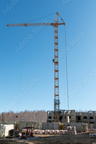 Construction of a multi-storey high-rise apartment building