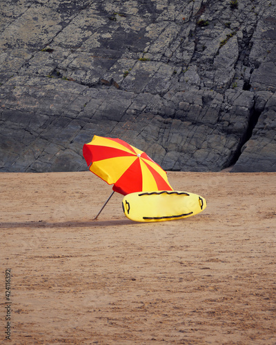 Parasol i deska na plaży - stanowisko ratownika