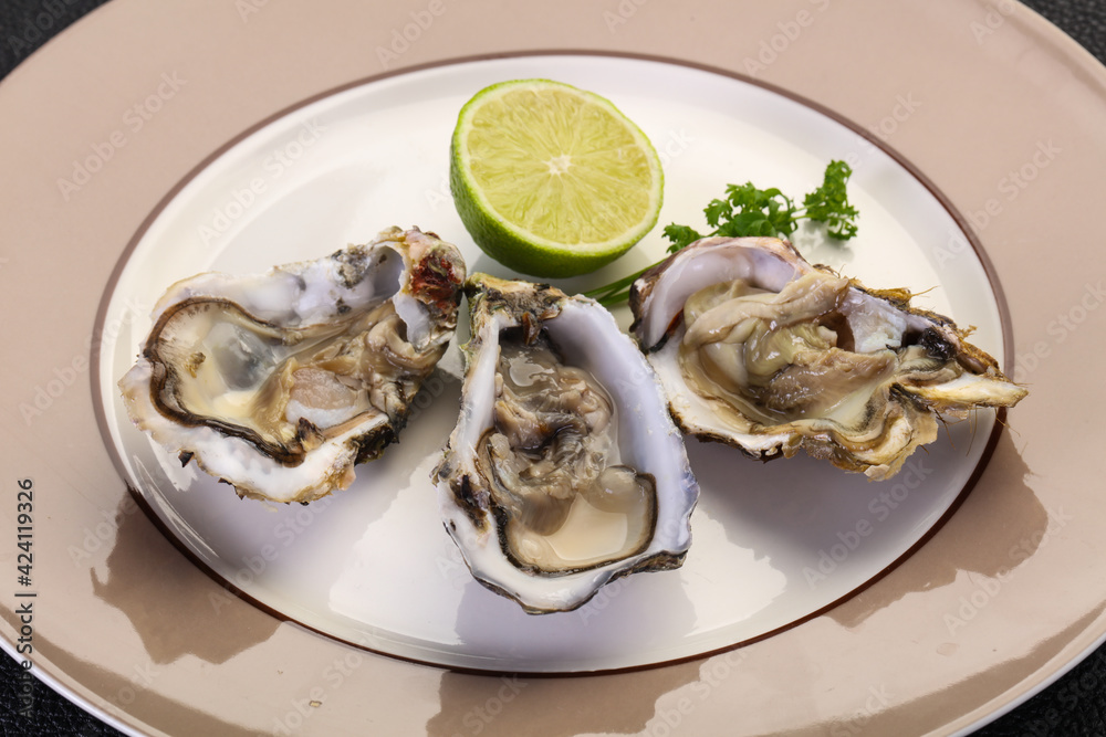 Oysters with lime and parsley Oysters with lime and parsley