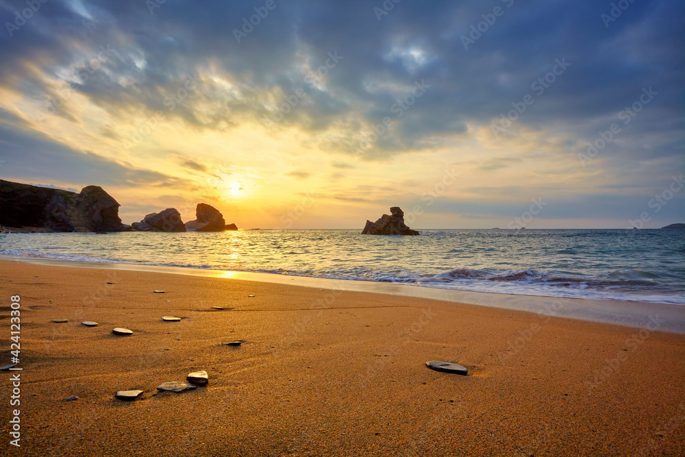 Sonnenuntergang Goldener Strand von Porthcothan in Cornwall England Sonnenuntergang Goldener Strand von Porthcothan in Cornwall England