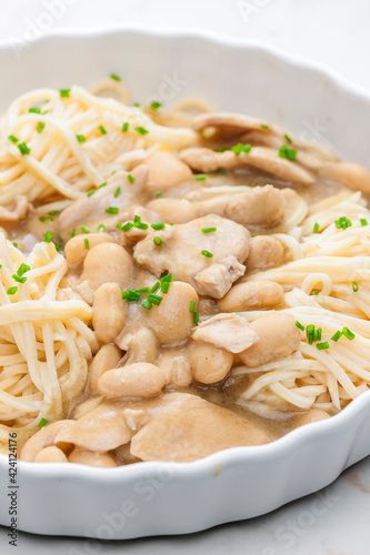 spaghetti with chicken meat and white beans