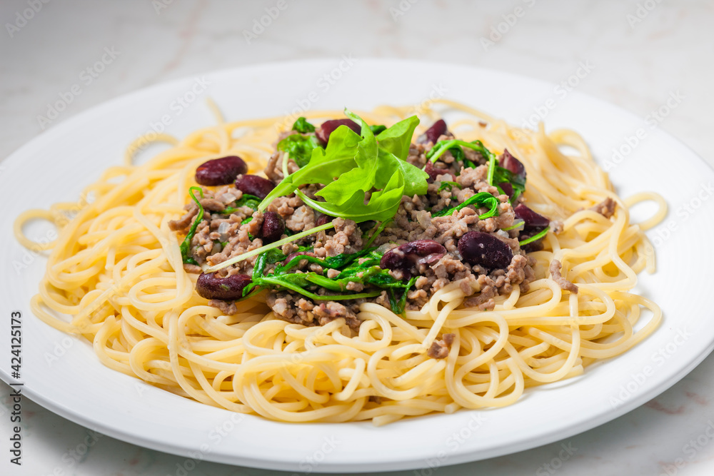 spaghetti with minced meat and red beans