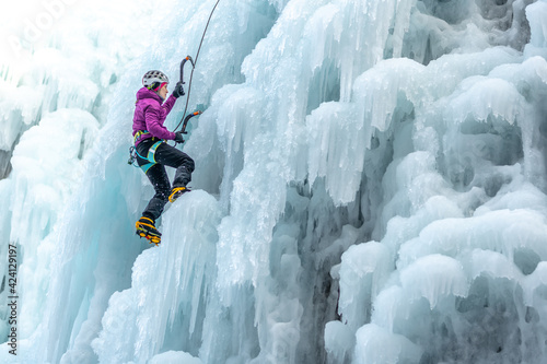 Canvas Print Ice climb with ice-axe and rope