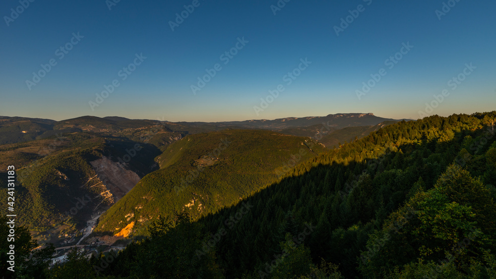 Naklejka premium sunset over the mountains