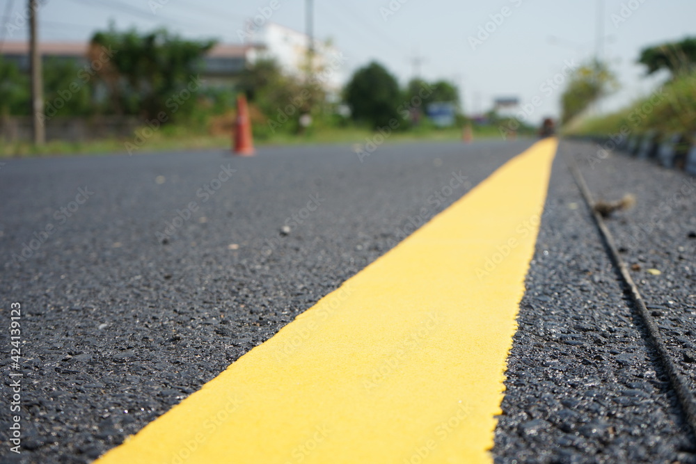 Obraz premium Yellow traffic lines and trees