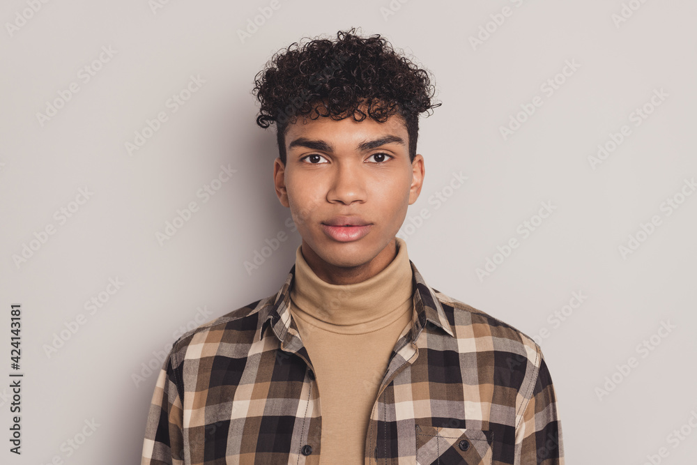 Obraz premium Photo of african guy wavy hairstyle look camera wear checkered shirt rollneck isolated grey color background
