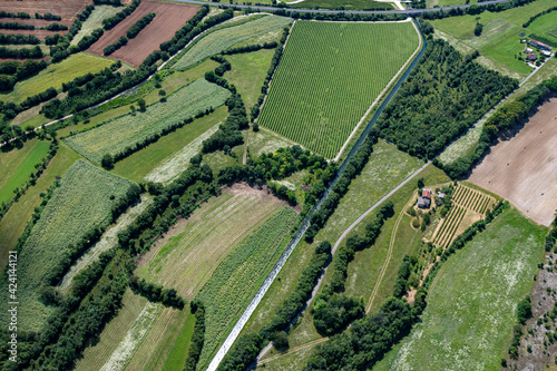 Volo sopra i campi foto aerea