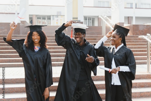 Fotografia education, graduation and people concept - group of happy international students
