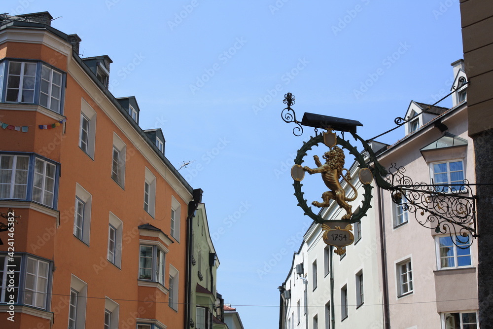 Innsbruck, Austria. Capital del estado occidental de Tirol en Austria, es una ciudad en los Alpes. Innsbruck, Austria. Capital del estado occidental de Tirol en Austria, es una ciudad en los Alpes.
