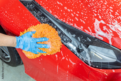 Фотография Team washing a Ferrarri 488 in an artisanal way in Andorra in 2021