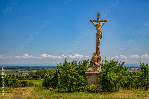 Christus am Kreuz in einem Weinberg im Elsaß