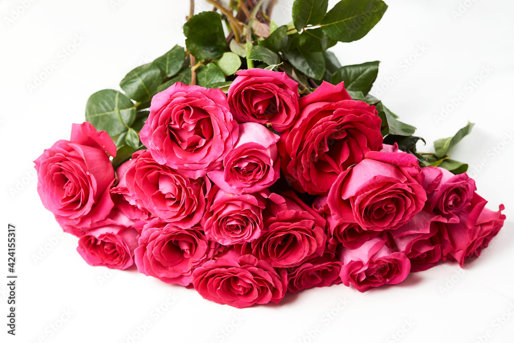 Obraz premium Bouquet of pink roses on white background with copy space