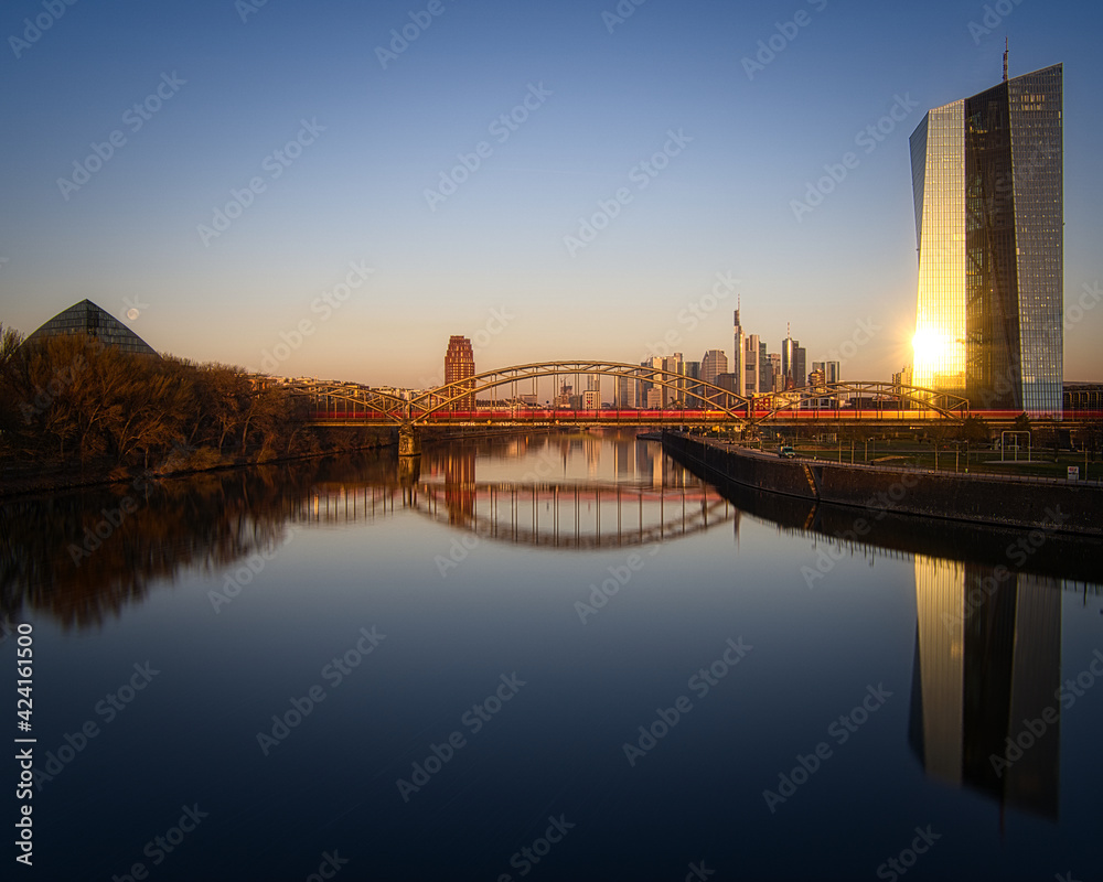 Fototapeta premium Frankfurt Skyline am Morgen
