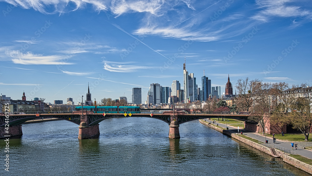 Frankfurt Skyline mit Wolken und Tram