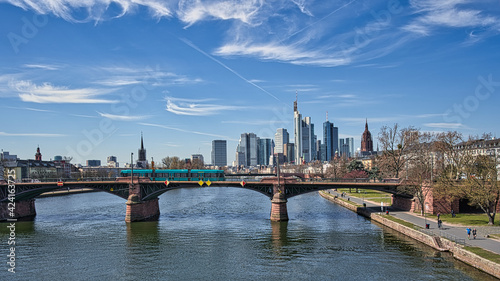 Obraz na płótnie Frankfurt Skyline mit Wolken und Tram w salonie