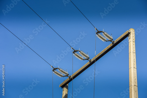electricité energie poteau cable ligne tension eclairage isolation distribution coupure