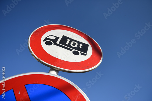 route signalisation poid lourd transport transporteur camion  interdit photo