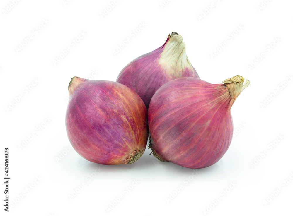 Obraz premium Fresh red whole onions isolated on white background. with clipping path.