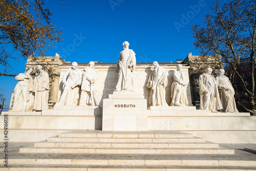 Photography BUDAPEST, HUNGARY - DECEMBER 19, 2017: Monument dedicated to former Hungarian Prime Minister Lajos Kossuth on Lajos Kossuth Square