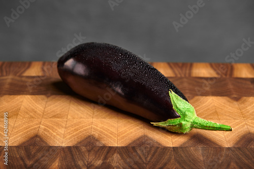 Bio Organic Aubergine auf Holz