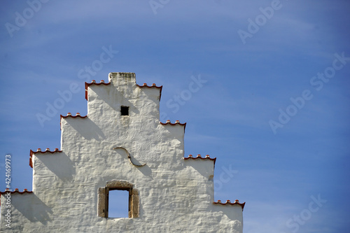 Historischer Stufengiebel mit Scheinfenster photo