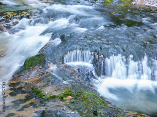 Aguas sedosas en un torrente de monta  a gracias a la t  cnica de larga exposici  n en el Parque Nacional de Ordesa  Pirineos espa  oles