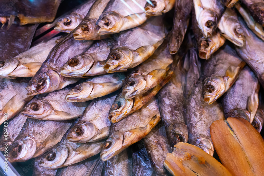 Obraz premium dried fish chekhon on the counter of the store