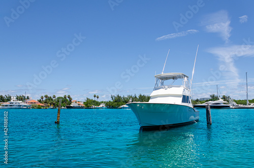 Hatteras yacht in mexican caribbean © mardoz