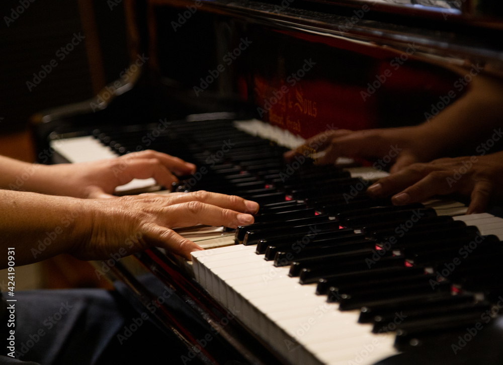manos en un piano manos en un piano