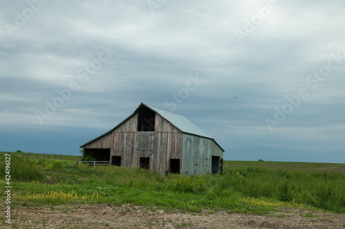 Missouri farm barn in the field under overcast sky
