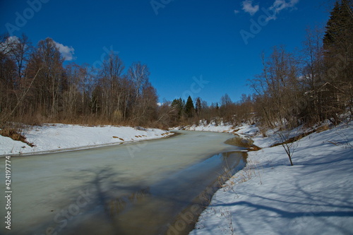 Fototapeta Naklejka Na Ścianę i Meble -  The Dubna River before the beginning of the spring ice drift.