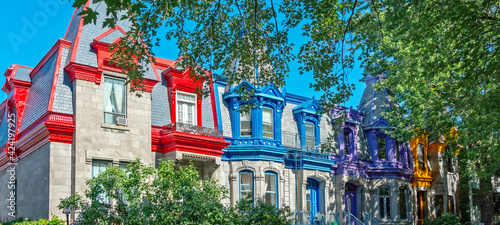Photo Pannorama of colorful Victorian houses in Le plateau Mont Royal borough in Montr