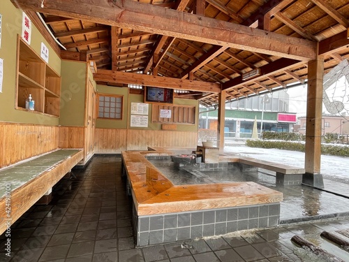 冬の雪景色の中の福島県磐梯熱海駅前の足湯