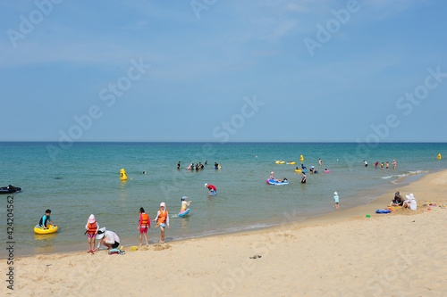 한 여름의 시원한 바닷가 © seongyong