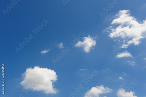 Fototapeta Naklejka Na Ścianę i Meble -  맑은 푸른 하늘의 흰구름