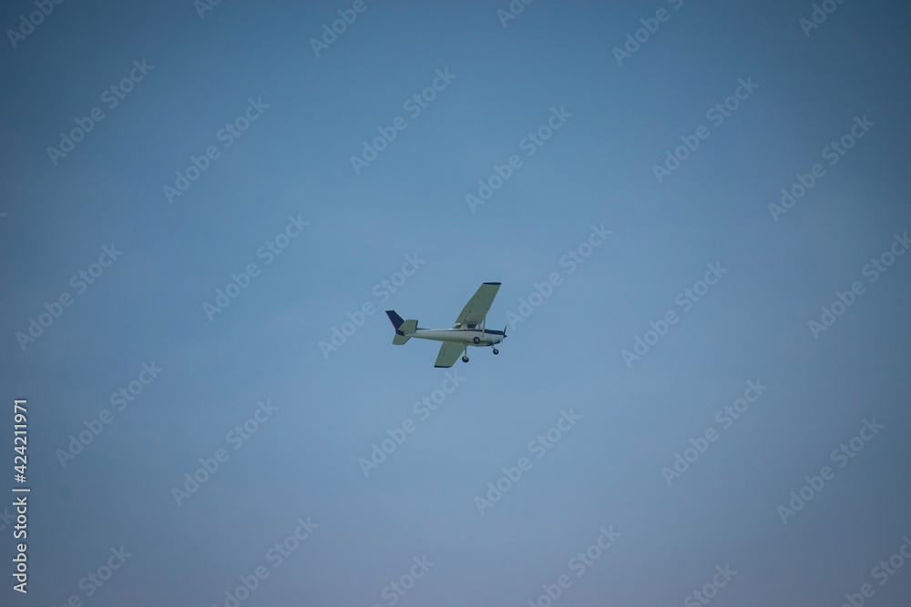 avioneta volando cerca del suelo avioneta volando cerca del suelo