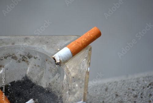 Popielniczka z kawałkami niedopalonych papierosów. 