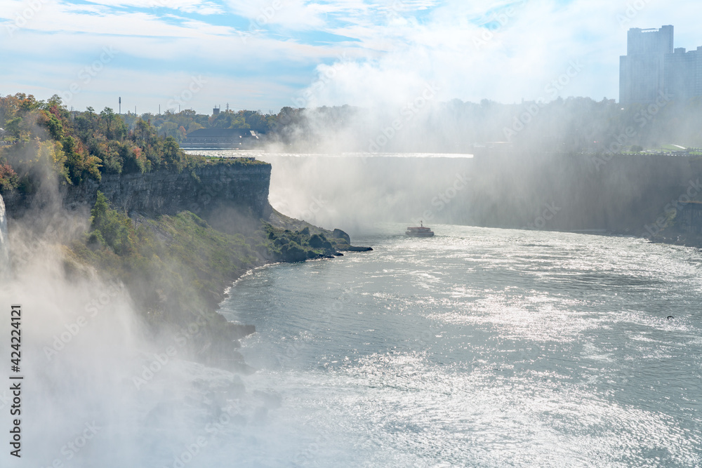 Fototapeta premium Tour boat silhouette between Horseshoe Falls and American Falls