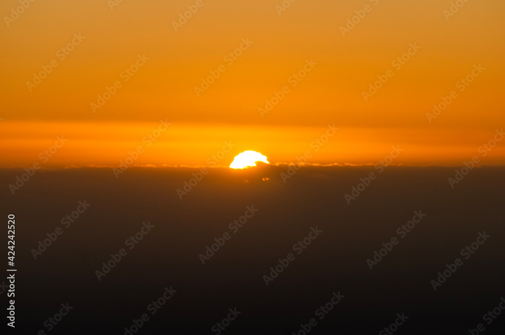 Naklejka premium sunset over the sea with clouds