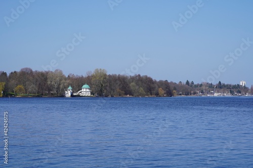 Sonnige, blaue Panoramalandschaft der Havel in Berlin bei Gatow photo